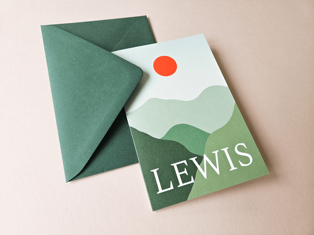 Modern geboortekaartje jongen met kleurrijk berglandschap en zon Lewis