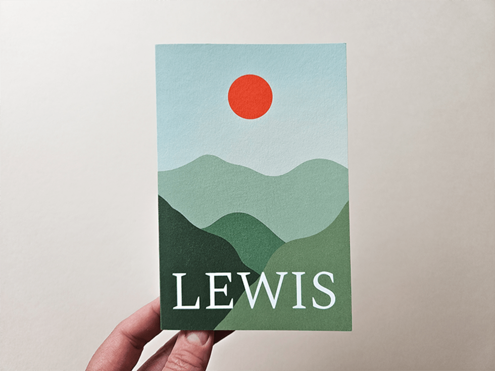 Modern geboortekaartje jongen met kleurrijk berglandschap en zon Lewis