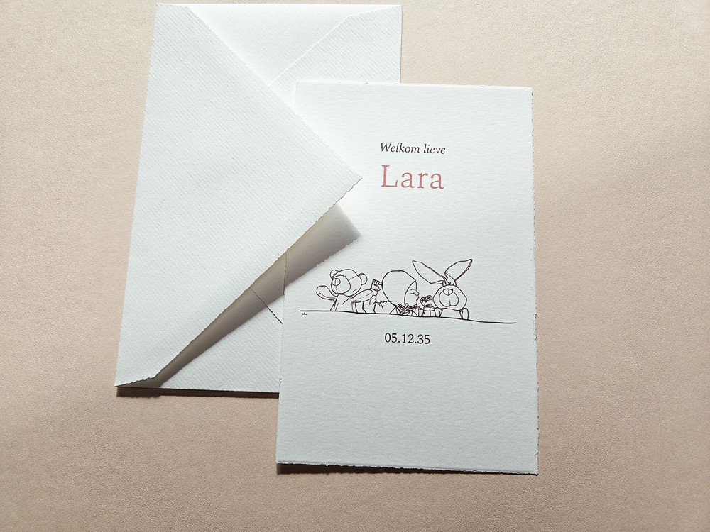 Klassiek geboortekaartje met lijntekening baby en knuffels Lara
