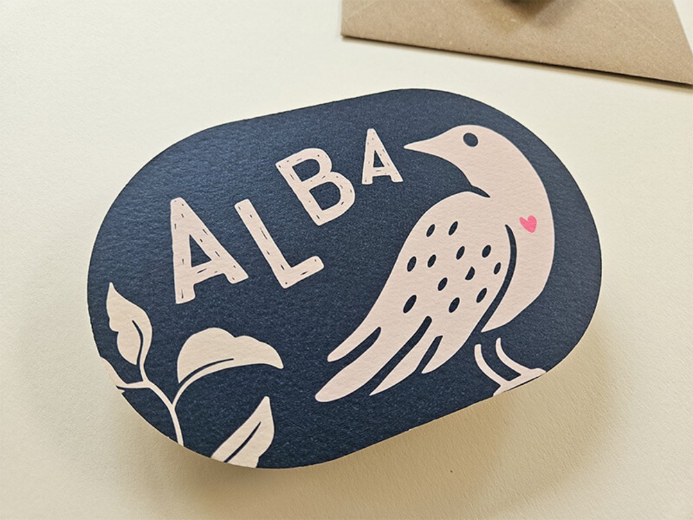 Stoer kleurrijk linosnede geboortekaartje Alba