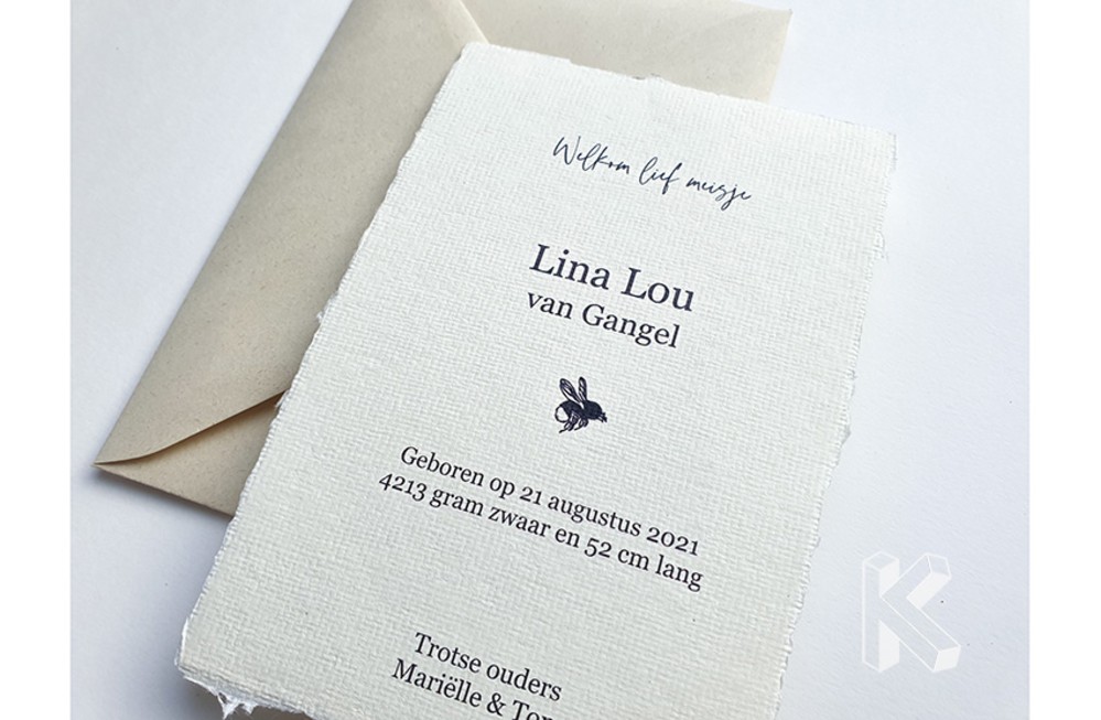 Newborn op geschept papier Lina