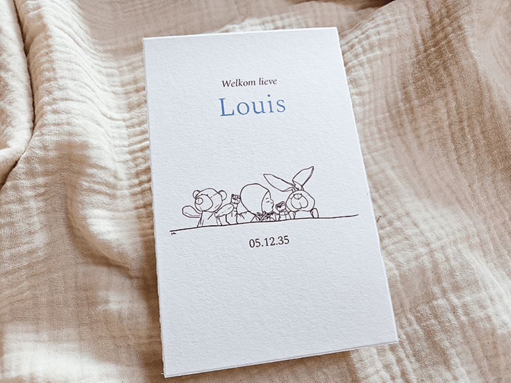 Klassiek geboortekaartje met lijntekening baby en knuffels Louis